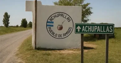 Camino de entrada al pueblo de Achupallas, Buenos Aires.